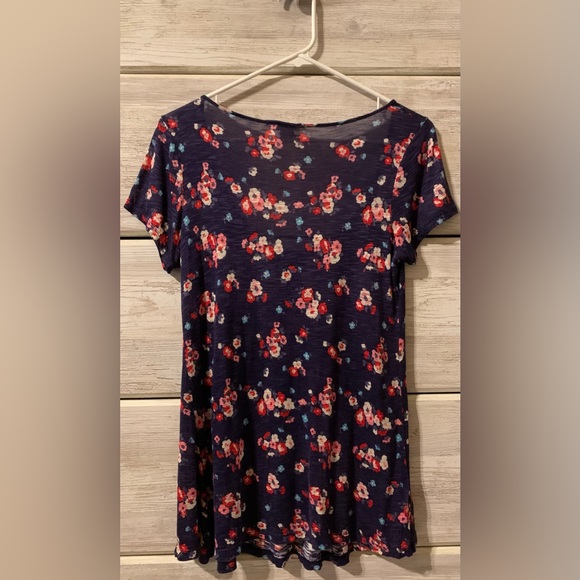 Urban Outfitters (Cooperative) Navy Blue Top w Flowers - Picture 3 of 3